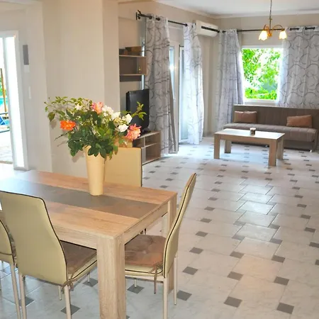 公寓 Large By The Pool - Beach, Corfu *